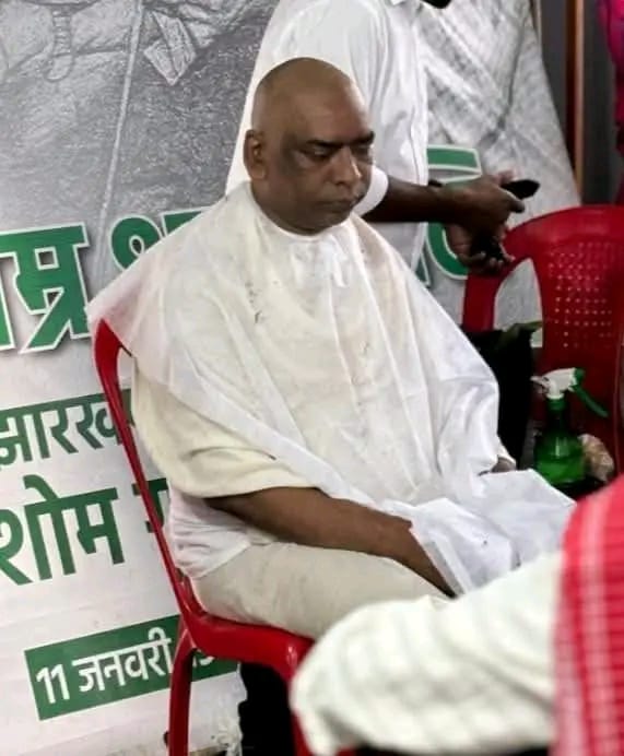 JMMYouthWorker's tweet photo. राजधर्म के साथ पुत्रधर्म निभा कर मुख्यमंत्री श्री हेमंत सोरेन जी ने जो मिसाल पेश किया सम्मानजनक अविस्मरणीय है..

"श्राद्ध कर्म" का विधि-विधान… 🙏

वीर शिबू सोरेन अमर रहें!
जय झारखंड!🏹
@HemantSorenJMM @JmmJharkhand https://t.co/8FfbO2spQs