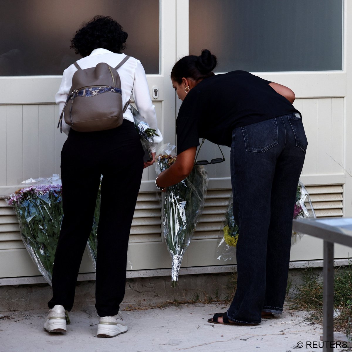 📸 After at least 27 migrants died in a shipwreck off Lampedusa, people organized a vigil on the Italian island yesterday, calling for more solidarity with migrants.

People also laid down flowers at the building where the coffins of those who died were reportedly held.