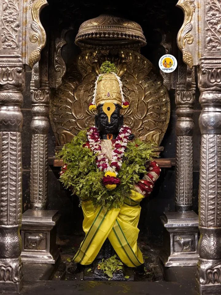 Sanatan Dharma (@_sanatandharma) on Twitter photo рдХрд░рд╛рд▓ рддреЗрдВ рдХрд╛рдп рдирд╡реНрд╣реЗ рдЬреА рд╡рд┐рдареНрдард▓рд╛ ред
рдЪрд┐рддреНрдд рджреНрдпрд╛рд╡реЗрдВ рдмреЛрд▓рд╛ рдмреЛрдмрдбрд┐рдпрд╛ рее
рд╕реЛрдбрд╡реВрдирд┐ рдШреНрдпрд╛рд╡реЗрдВ рдХрд╛рд│рдЪрдХреНрд░рд╛ рд╣рд╛рддреАрдВ ред
рдмрд╣реБрдд рд╡рд┐рдкрддреНрддреА рднреЛрдЧрд╡рд┐рд▓реНрдпрд╛ рее
рдЬреНрдпрд╛рд▓реЗрдВ рдЬреЗрдКрдВ рдиреЗрджреА рдорд╛рд░рд┐рд▓реЗрдЪрд┐ рдорд░реЛ ред
рдкреНрд░рд╛рд░рдмреНрдзрд╛ рддреЗ рдЙрд░реЗ рдорд╛рдЧреБрддрд╛рд▓реЗ рее
рддреБрдХрд╛ рдореНрд╣рдгреЗ рджреБрдЬрд╛ рдЦреБрдВрдЯрд▓рд╛ рдЙрдкрд╛рдп ред
рдореНрд╣рдгрдКрдирд┐ рдкрд╛рдп рдЖрдард╡рд┐рд▓реЗ рее
рд╡рд┐рдареНрдард▓ рд╡рд┐рдареНрдард▓ рд╡рд┐рдареНрдард▓ рд╡рд┐рдареНрдард▓ рд╡рд┐рдареНрдард▓
рдЬрдп рдХрд░рд╛рд▓ рддреЗрдВ рдХрд╛рдп рдирд╡реНрд╣реЗ рдЬреА рд╡рд┐рдареНрдард▓рд╛ ред
рдЪрд┐рддреНрдд рджреНрдпрд╛рд╡реЗрдВ рдмреЛрд▓рд╛ рдмреЛрдмрдбрд┐рдпрд╛ рее
рд╕реЛрдбрд╡реВрдирд┐ рдШреНрдпрд╛рд╡реЗрдВ рдХрд╛рд│рдЪрдХреНрд░рд╛ рд╣рд╛рддреАрдВ ред
рдмрд╣реБрдд рд╡рд┐рдкрддреНрддреА рднреЛрдЧрд╡рд┐рд▓реНрдпрд╛ рее
рдЬреНрдпрд╛рд▓реЗрдВ рдЬреЗрдКрдВ рдиреЗрджреА рдорд╛рд░рд┐рд▓реЗрдЪрд┐ рдорд░реЛ ред
рдкреНрд░рд╛рд░рдмреНрдзрд╛ рддреЗ рдЙрд░реЗ рдорд╛рдЧреБрддрд╛рд▓реЗ рее
рддреБрдХрд╛ рдореНрд╣рдгреЗ рджреБрдЬрд╛ рдЦреБрдВрдЯрд▓рд╛ рдЙрдкрд╛рдп ред
рдореНрд╣рдгрдКрдирд┐ рдкрд╛рдп рдЖрдард╡рд┐рд▓реЗ рее
рд╡рд┐рдареНрдард▓ рд╡рд┐рдареНрдард▓ рд╡рд┐рдареНрдард▓ рд╡рд┐рдареНрдард▓ рд╡рд┐рдареНрдард▓
рдЬрдп