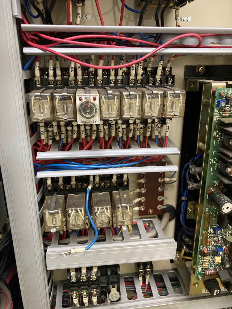 ワシノのフライスのX軸自動送りが使えないとの事でトラブルシュート。色々やって動作条件を満たすリレーは入るようになったけど、どうやらモーターのエンコーダー(レゾルバ？)かサーボドライバーがダメな模様。簡単には直らなかったけれど、トラブルシュートは楽しい！