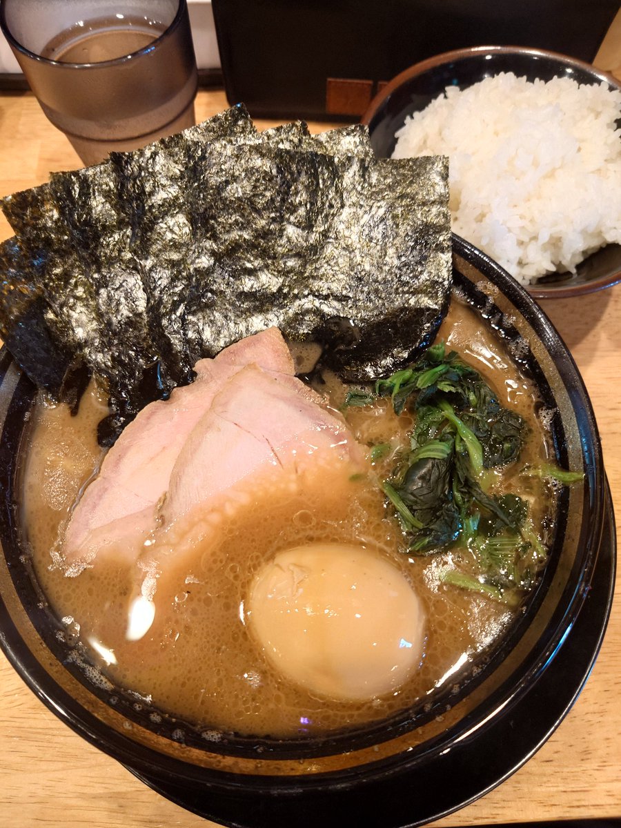 王道鈴家
得乗せラーメン(カタメ)
ライス
開店凸大勢で押しかけてすみません🤣ご馳走様でした🙇
#王道鈴家
#浦の星麺友会