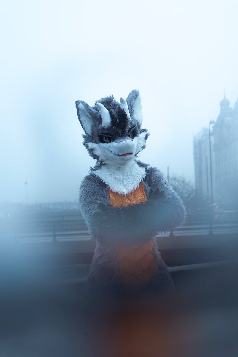 これは最高の天気じゃないですか？🤭

📸: <a href="/f0x3r_fennec/">Blackbird</a> 
🪡: <a href="/99Daley/">99Daley</a> 

#FursuitFriday