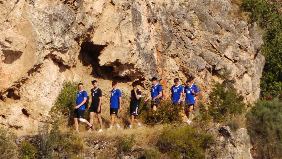 ⛰️ JORNADA DE COHESIÓ 

Aquest matí, el nostre primer equip ha canviat les botes per les sabates de caminar i el Municipal pel Pantà de Sant Llorenç de Montgai, en una jornada on la desconnexió i el bon rotllo han estat els protagonistes.  

#unequipunaciutat #forçamolle