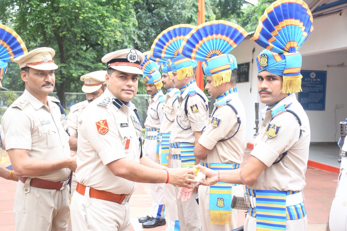 🇮🇳 229 Bn CRPF under able guidance of Sh. Brajesh Kumar Singh, Comdt  proudly hoisted the National Flag and celebrated Independence Day at Bijapur, C.G. Honouring the spirit of unity, sacrifice &amp; patriotism. Salute to our brave hearts! 🙏
#IndependenceDay2025 #CRPF #JaiHind🇮🇳✊