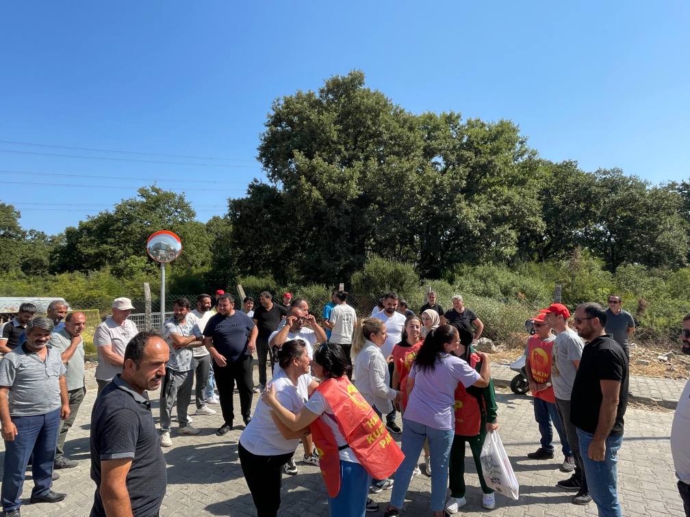 #OMSAMETAL direnişimizin 36'ncı gününde Halkın Kurtuluş Partisi <a href="/kurtuluspartisi/">HKP</a> dayanışma ziyaretinde bulundu. Kendilerine ve bizi yalnız bırakmayan tüm emek dostlarına, sınıf kardeşlerimize teşekkür ederiz. 

Yaşasın sınıf dayanışması!
Yaşasın onurlu mücadelemiz!