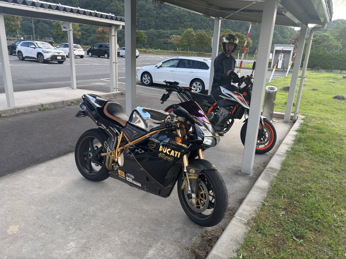KenS0508's tweet photo. 乗ってやったぜ300km
やばい。暑すぎる…
速度が80kn/hを切ると水温が100℃を超える。しかもそのまま乗ってるとオーバーヒートする。
これは夏に乗っちゃダメなやつ
#Ducati
#superbike 
#998R https://t.co/d5PoySfHj9
