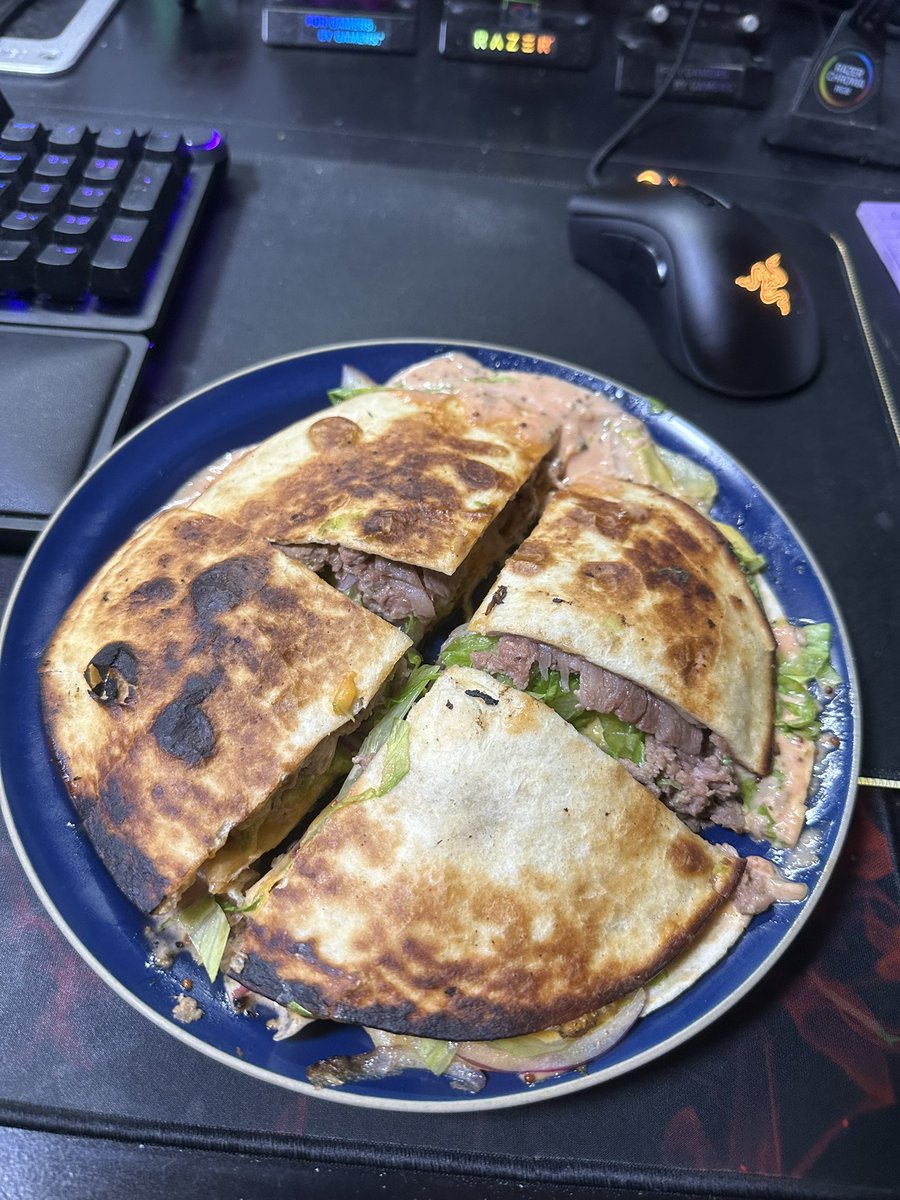 最近流行りの

トルティーヤを使った
マクドのビックマック風を作ってみたが

美味い
