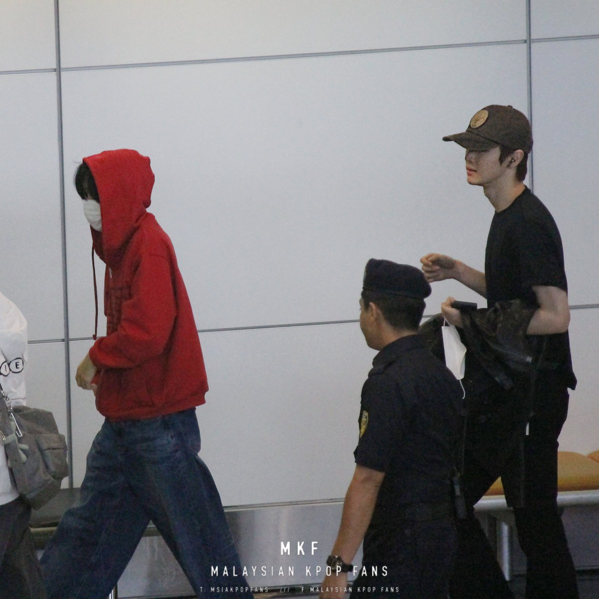 [📸] 250815 KLIA Arrival 🛬

RIIZE boys safely arrived in Malaysia for their first ever concert here!! 🇲🇾 Are you excited yet Malaysian BRIIZE? 🥳

#RIIZE #라이즈 #RIIZINGLOUD #RIIZINGLOUDinKL #RIIZINGLOUDinMY #RIIZEinKL #RIIZEinMY