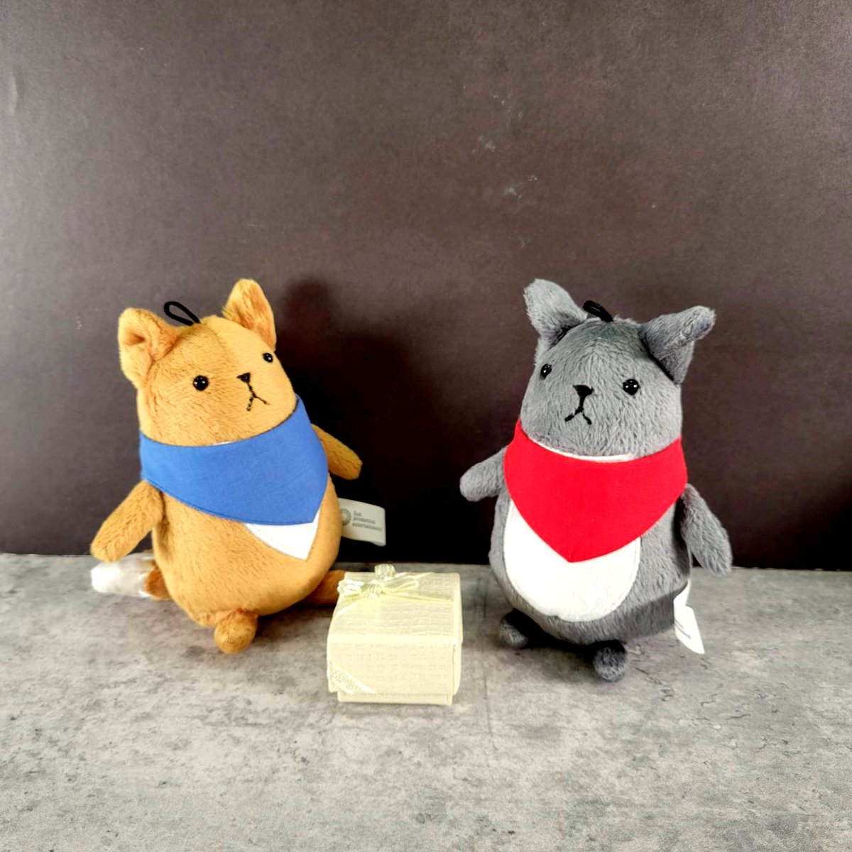 sunpro_info's tweet photo. ●本日は誠誕生日②●

ピンポーン

誠「…」

ガチャ🗝

満「やっほー！」
誠「…」
満「どしたの。固まって～？」
誠「それはこっちのセリフだ。いきなり来てどうした？」
満「やだなー今日は誠の誕生日じゃん。ハイパーセレブ坊ちゃまホームパーティーが終わってそろそろ帰ってるかなーって。はいこれケーキ。お邪魔しまーす」
誠「何をわざわざ…そうか、今年の実績解除まだだったな」
満「そういうことー仲良しアピールは大事でしょ！」

#須貝誠生誕祭2025