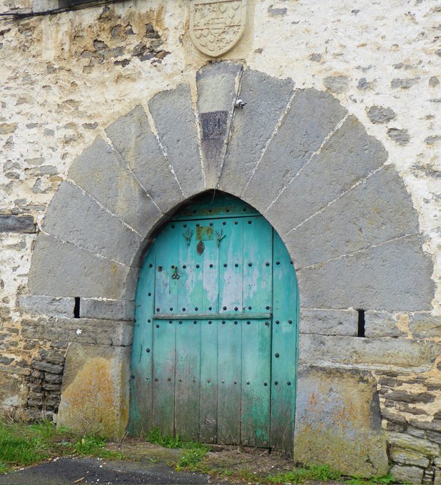 #Jokano. El Palacio de los Jócanos es una casa del siglo XVI. Su puerta es en arco de medio punto, con el escudo familiar sobre ella. Destacando su ventanal y la reja #renacentista de una ventana inferior. #Álava
Foto: @miriamurt