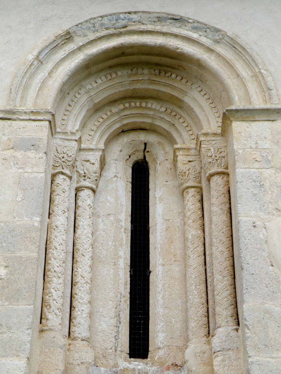 #Argómaniz. La ermita de #SanPedro de Quilchano cuenta con 2 ventanales #románicos. Destaca el de la cabecera con 2 arquivoltas decoradas al igual que los capiteles y los fustes de las columnas. #Álava
Foto: @alavamedieval