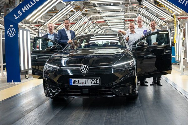 Volkswagen staat stil bij een mooie mijlpaal. Het heeft alweer 1,5 miljoen elektrische Volkswagen ID-modellen in elkaar geschroefd: autoweek.nl/autonieuws/art…