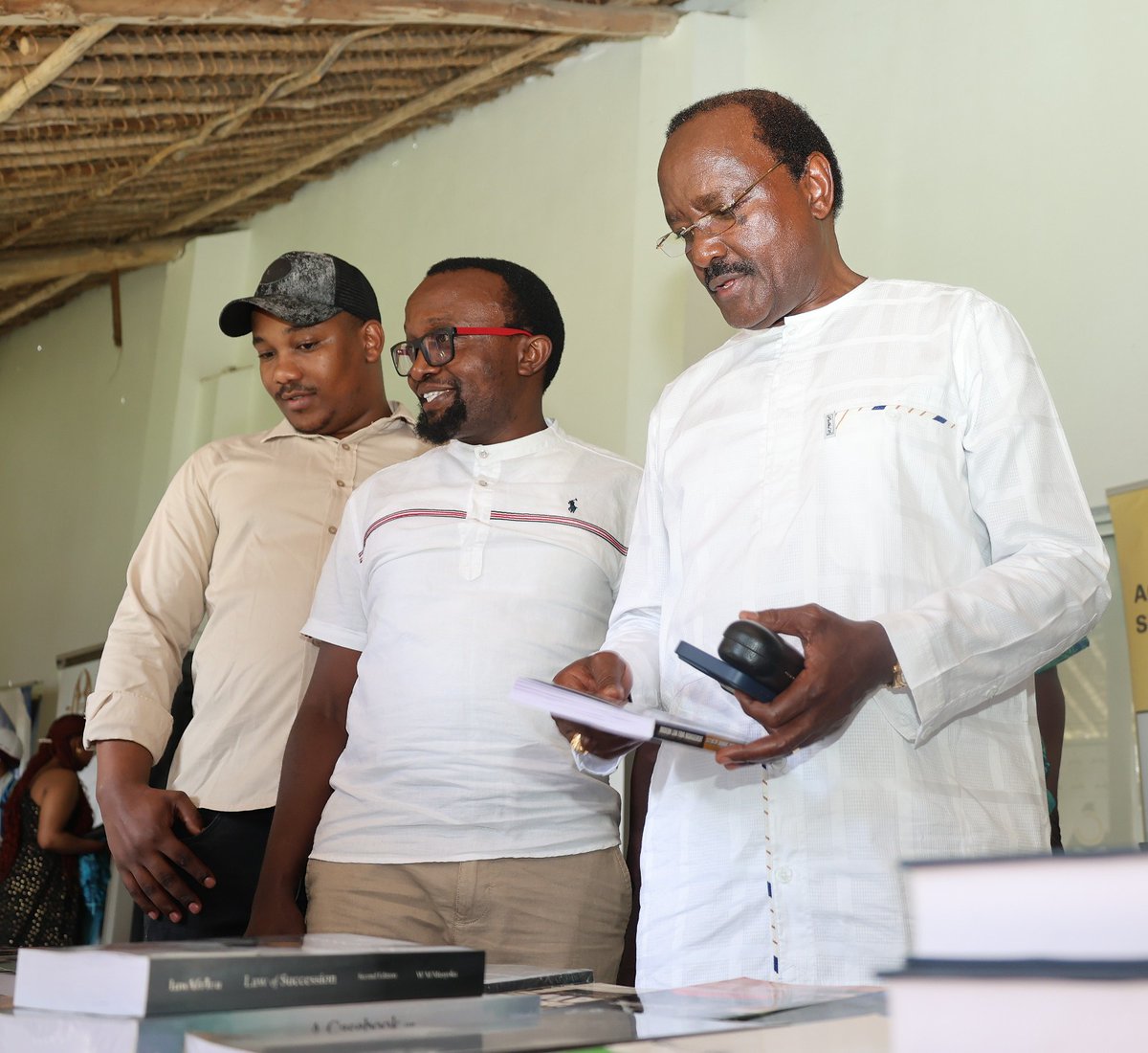TheWiperParty's tweet image. It's Day 3 of the LSK Annual Conference in Kwale and PL @skmusyoka has started the day with Exhibitors before sitting together with Ndegwa Njiru, Edwin Sifuna and Junior Counsel Babu Owino for the sessions.
#RuleofLaw #newideas
#LSKAnnualConference2025
#futurethinking