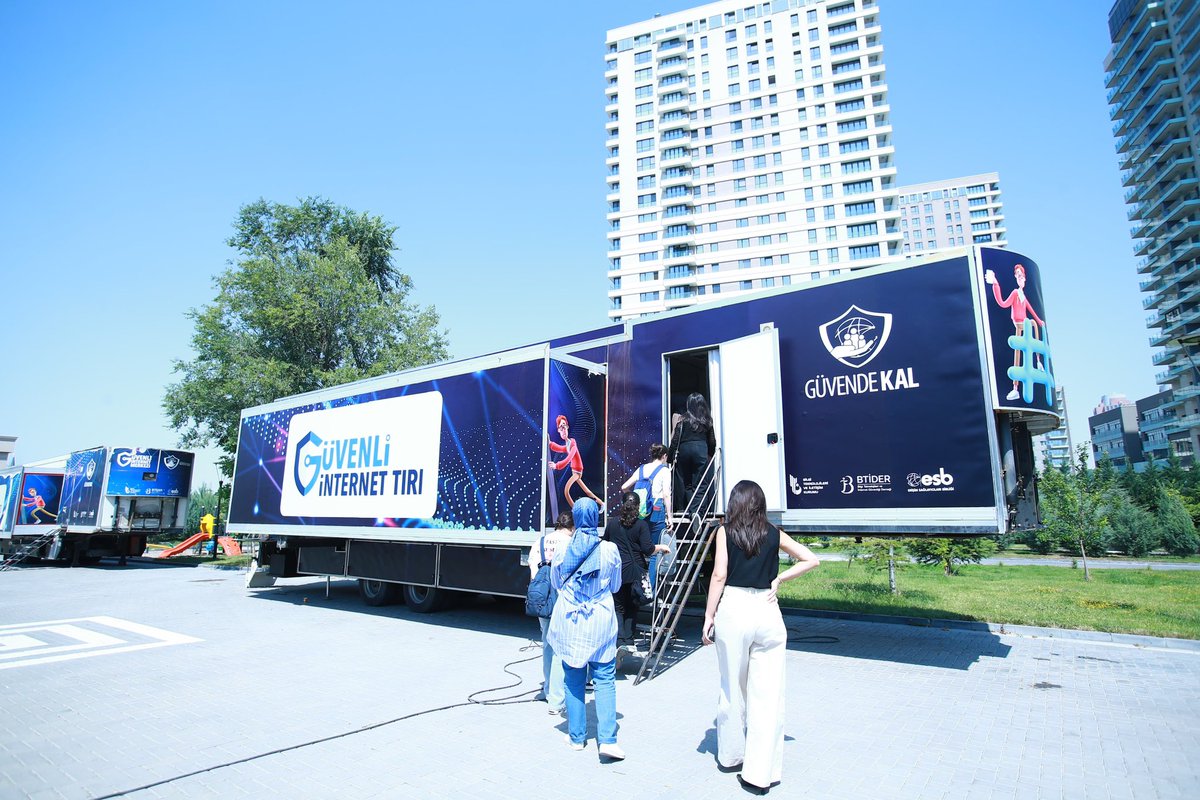 Gençlerimizin dijital dünyada bilinçli ve güvenli kalmasını sağlamak en büyük önceliğimiz. 

Bu doğrultuda, Güvenli İnternet Merkezi olarak TDV KAGEM Lise Yaz Okulu öğrencilerini Bilgi Teknolojileri ve İletişim Kurumumuzda misafir ederek “İnternetin Bilinçli ve Güvenli Kullanımı”