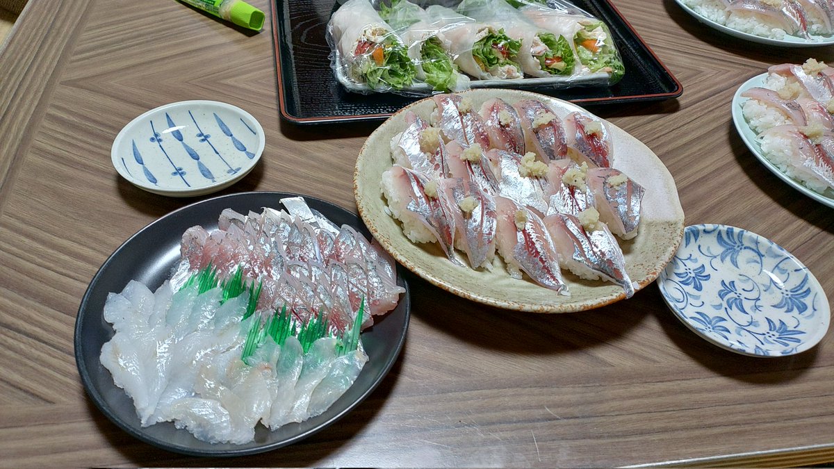 Tech21R's tweet image. 今日の釣果はアジ15尾、サバ7尾
キス1尾、カワハギ1尾でした！
アジは握りにキスとカワハギは刺身に😊