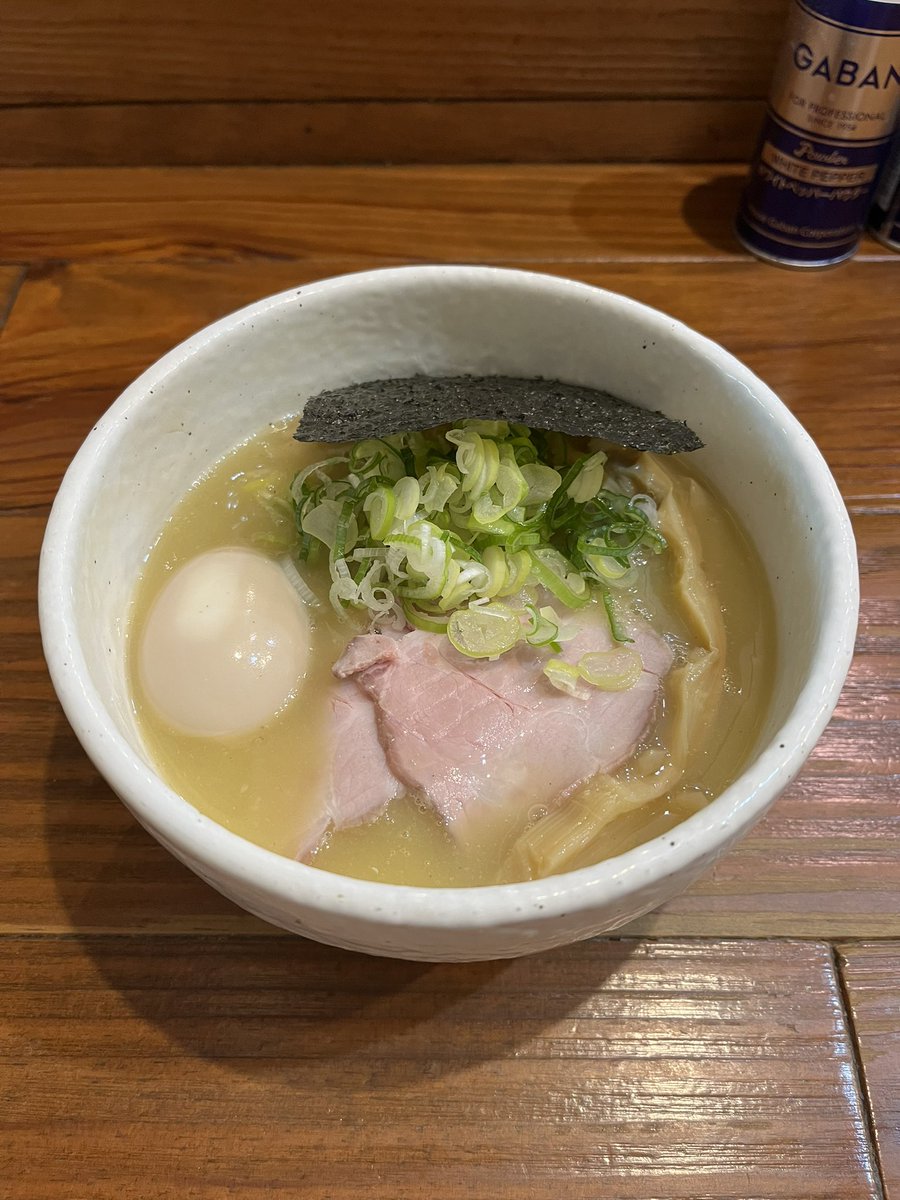 syachi69's tweet photo. どろそば屋ひろし さんにてディナー🌝
仕事中は豚そば🐖を食べよう考えてましたが、帰宅の道中で鶏そば🐓の気分に🥴
美味しかった😋
奥さんと娘も大好きな、濃厚煮干しと濃厚ホタルイカの冷凍もGET👍
自宅でも美味しく頂きます🫡
ごちそうさまでした🙏✨
#どろそば屋ひろし https://t.co/dJlDoyL1LL