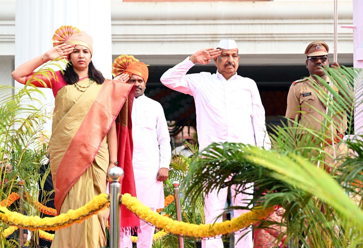 मुख्य शासकीय ध्वजारोहण पालकमंत्री गणेश नाईक यांच्या हस्ते जिल्हाधिकारी कार्यालय परिसरात संपन्न झाला