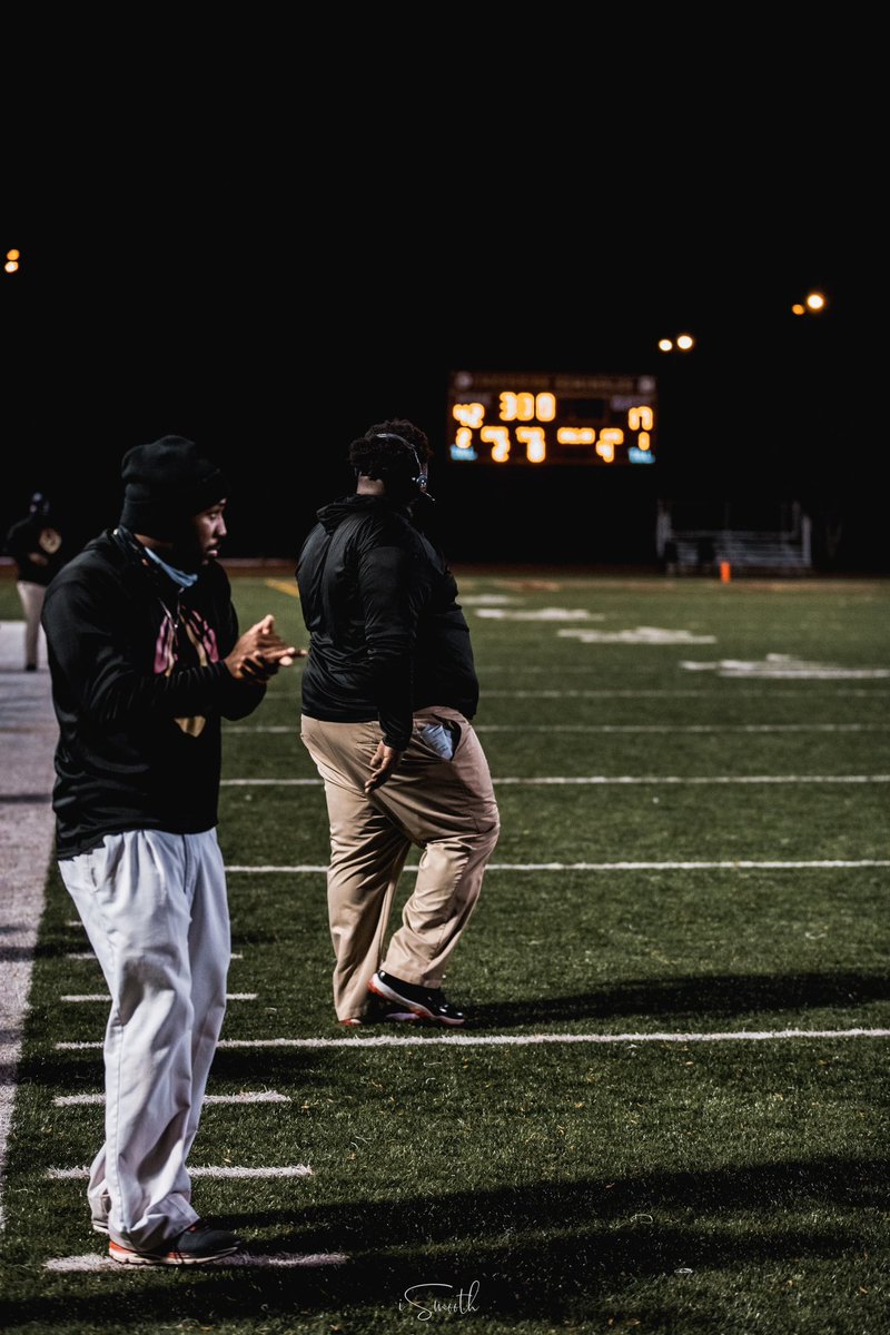 coach_qbtf's tweet photo. Year 10 coaching and Year 8 coaching at the Swamp. Not gonna say we back because we aint went nowhere. #Blessed 💍Chasing https://t.co/ZUyEBF8gVg
