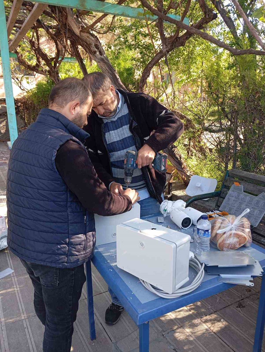 nurovenn's tweet photo. Beylikova Belediye Başkanı @hakannkarabacak  ilçedeki  tüm kırsal mahallelere modern güvenlik kameraları kurdurarak harika bir iş çıkarmış.  Artık kırsal mahalleler 7/24 izleniyor, böylece hırsızlık, trafik ihlali gibi durumlara anında müdahale edilebilecek. Teknolojiyi vatandaşın huzuru için kullanmak tam da budur!