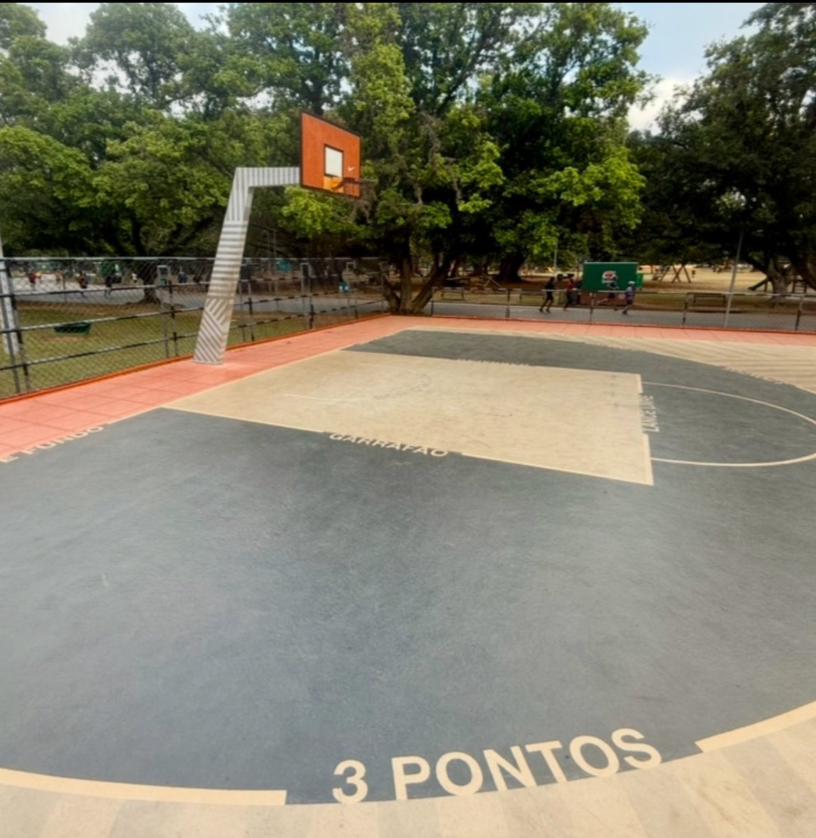Morning jog views (sao Paulo edition): cool looking basketball court in the park near my hotel. Hard court, chain nets and a 3 Pontos line. It’s all there.