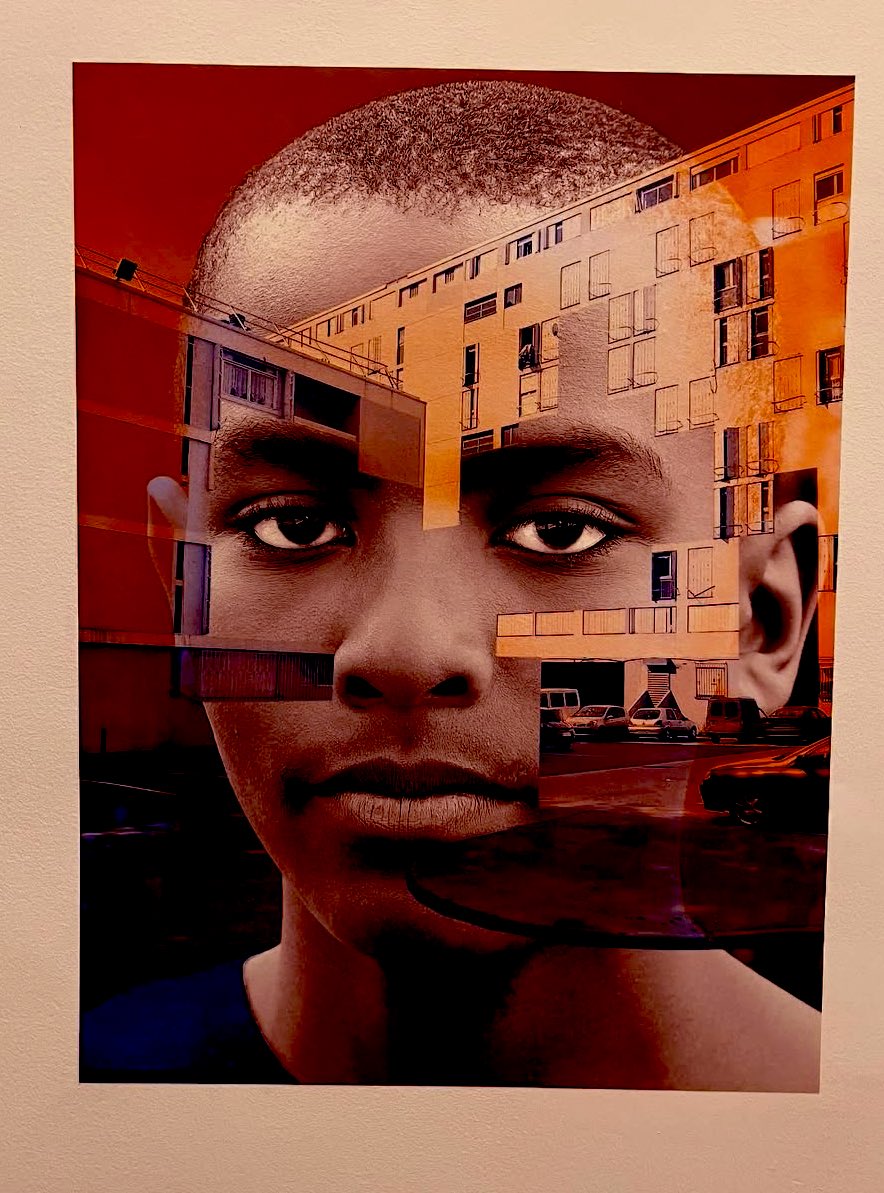 SarahHaddi's tweet photo. «Banlieues chéries» est une expo qui casse les clichés, donne la parole aux habitants, et met en lumière la créativité des banlieues. Un vrai vent frais !
Très beau papier de @annatopaloff &amp; Gabriel Torcatis-Courty, à lire dans le 
@Le_NouvelObs : https://t.co/KJHyawDujt https://t.co/MPO8iuzd28