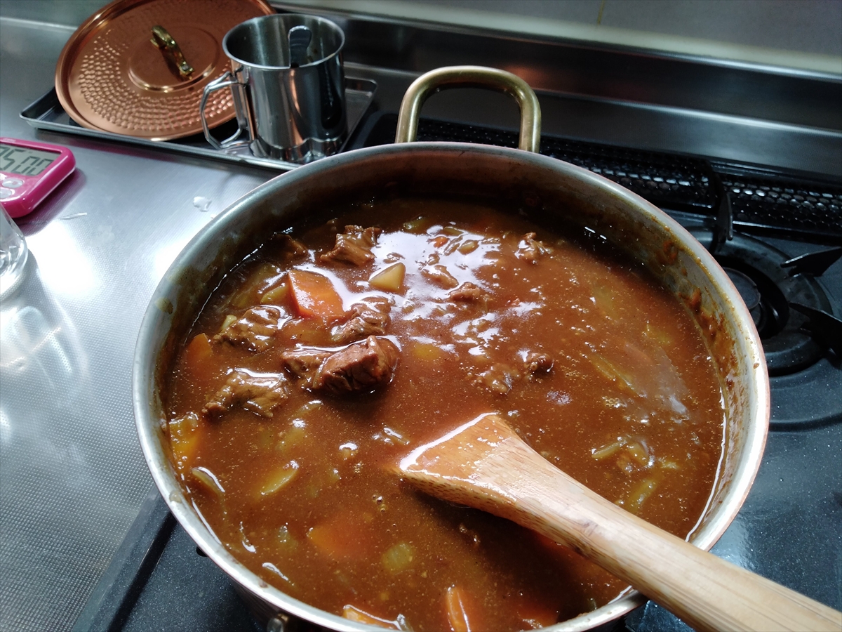 Kobayasimaru's tweet photo. 金曜日はおお婆様が曜日の感覚がわからなくならないよーにカレーなのだ！
週に一度メニューを考えなくていい日でもあります😃

��具たくさんお家カレー
②手羽中唐揚げと残り物スペシャ��
③天ぷらうどん準備中に「ゆでうどんにカレーかけて食べたい」とのお言葉があった時の品 https://t.co/9lFx9qx33W