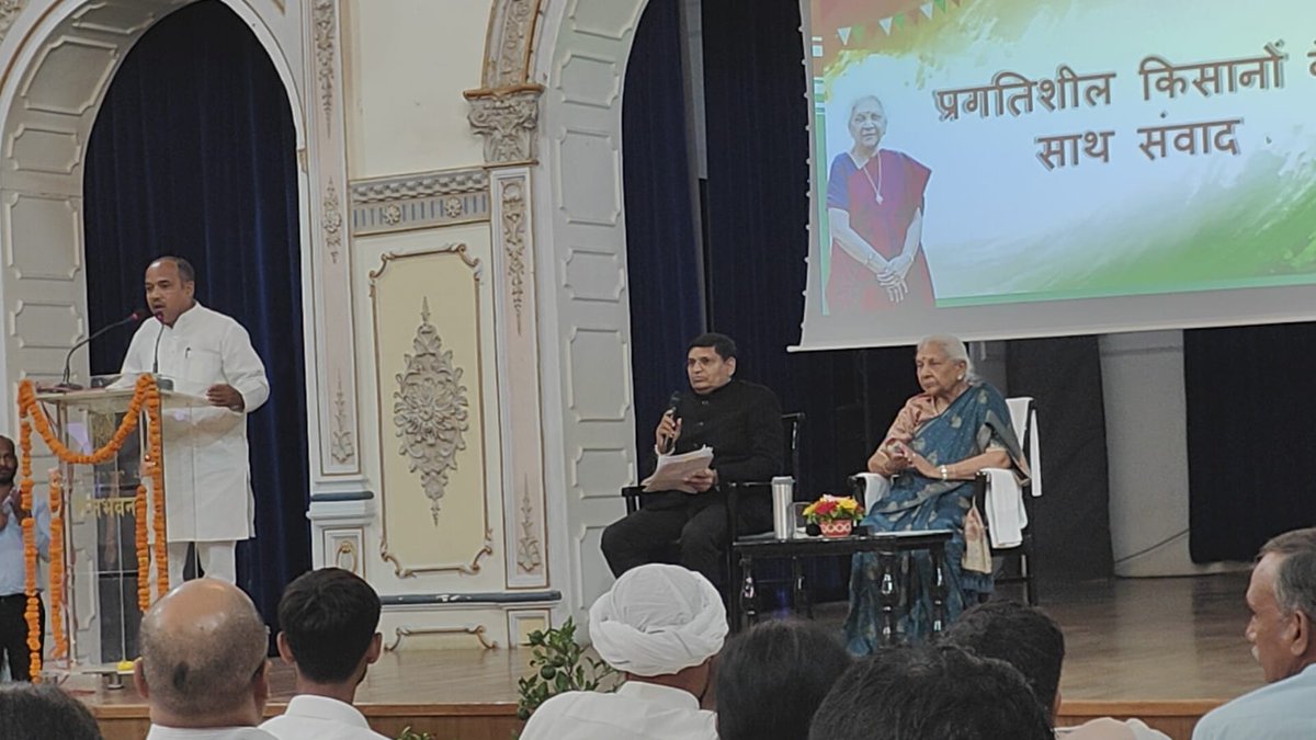 kaushalmishra77's tweet photo. आज उत्तर प्रदेश की महामहिम महामहिम राज्यपाल श्रीमती @anandibenpatel जी ने राज भवन में प्रगतिशील किसानों की चर्चा में मुझे बात रखने का अवसर मिला अपने द्वारा उत्पादन की हुई सब्जी भेट की राज भवन में दोपहर का भोजन करने का भी सौभाग्य मिला । @narendramodi @AmitShah @SureshKKhanna https://t.co/Mffeyn4cAA