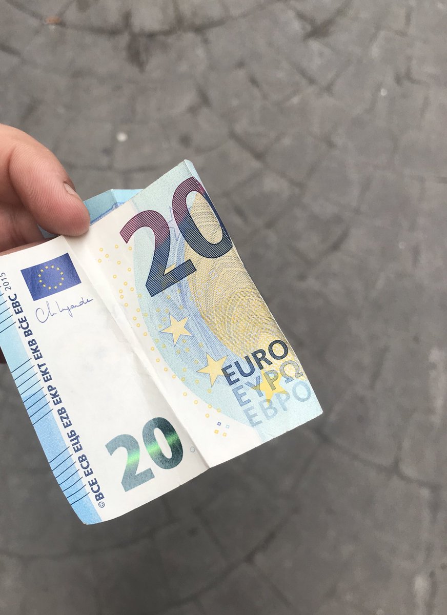 Yerde 20 euro buldum arkadaşım camiiye ver hayır işlersin dedi! Neyse ben gideyim de kedi köpek maması alıp sokakta yaşayan hayvanların karnını doyurayım.
Hayrılı Cumalar