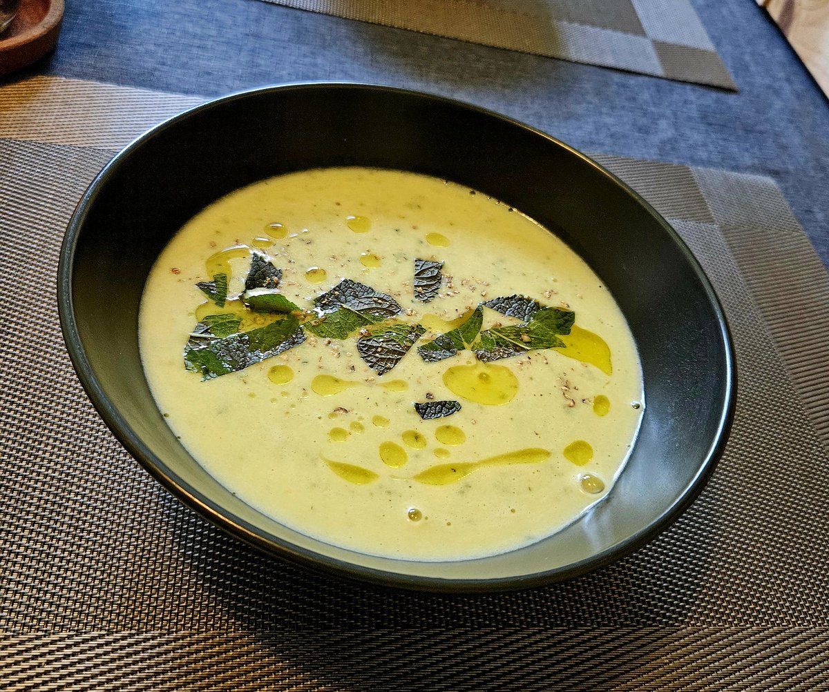 Basti4Life (@basti4life) on Twitter photo Die Zucchini-Odyssee ist jetzt echt rum.
Das letzte Gericht: Zucchini-Minz-Suppe. Die Zucchini-Odyssee ist jetzt echt rum.
Das letzte Gericht: Zucchini-Minz-Suppe.