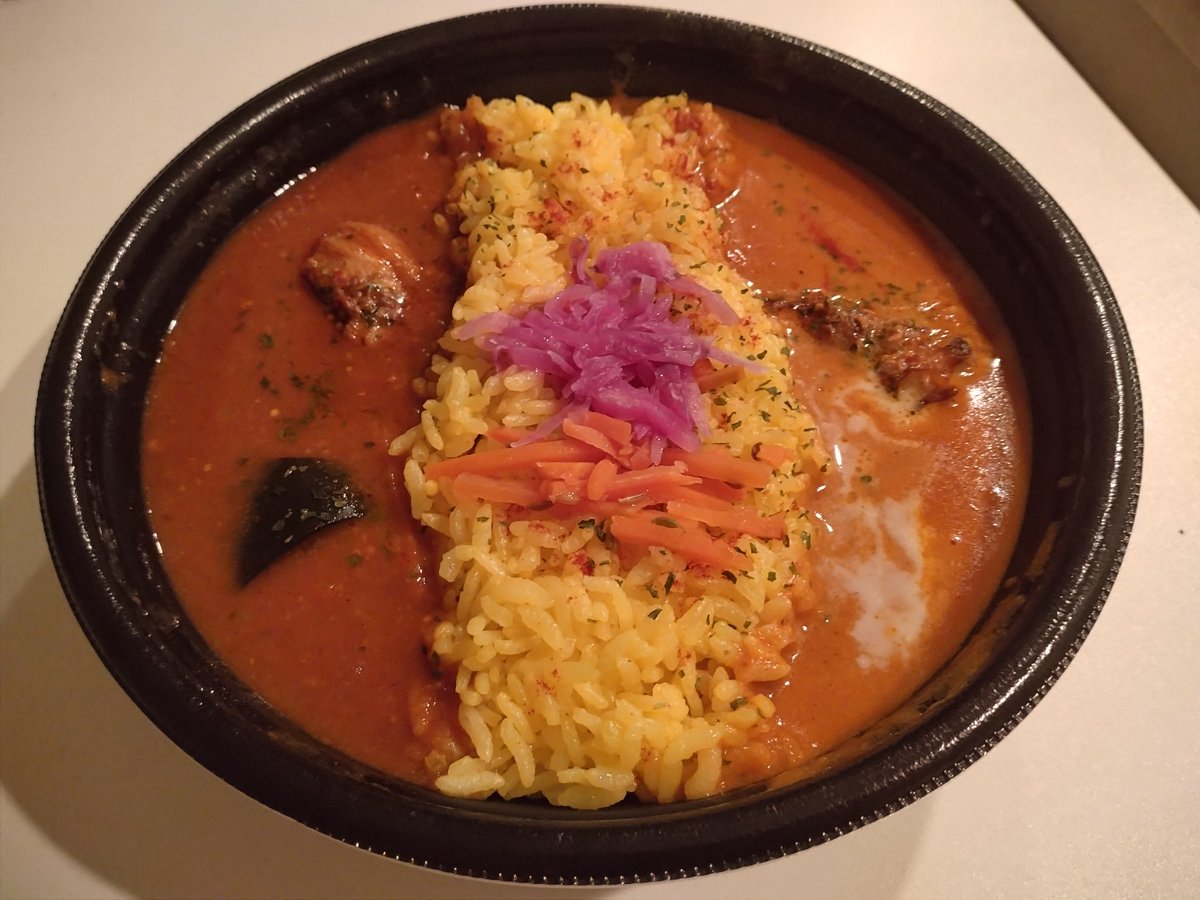 夕飯を食べてから帰路に就く予定だったが、諸事情により食べ損なって帰宅。そんなこんなでエリックサウス監修の「あいがけスパイスカレー チキン&amp;バターチキンカレー」に相成る。