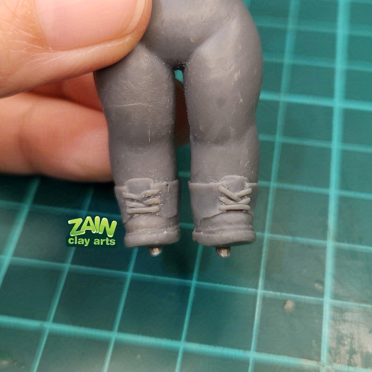 [Chibi Project - 20] Chibi1 pants + Chibi2 shoes
MAR 2025 WIP

I worked on the front part of Chibi1's pants. Then, I worked on Chibi2's left shoe details. I got a bit more confident in sculpting over uncured clay this time and thankfully, I didn't mess it up haha
#polymerclay