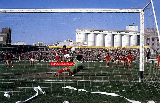 AAAJoficial's tweet photo. #AAAJ 📅 15/8/1981 | Argentinos Juniors 1️⃣-0️⃣ San Lorenzo

En Caballito, el Bicho ganó y aseguró su permanencia en Primera 🐞 https://t.co/0S95QRncjS