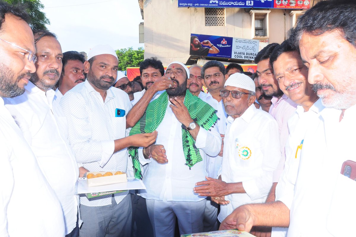 iam_Julakanti's tweet image. రాష్ట్ర వ్యాప్తంగా 72 మందిని హజ్ యాత్రకు ఎంపిక చేసిన కూటమి ప్రభుత్వానికి కృతజ్ఞతలు తెలియజేస్తూ.., గౌరవ ఎమ్మెల్యే శ్రీ జూలకంటి బ్రహ్మానందరెడ్డి గారిని ఘనంగా సన్మానించి, హర్షం వ్యక్తం చేసిన మాచర్ల ముస్లీం సోదర్లు..

 #muslimcommunity 
#JulakantiBrahmanandaReddy