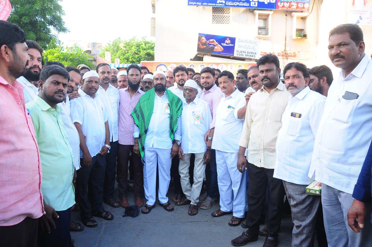 iam_Julakanti's tweet image. రాష్ట్ర వ్యాప్తంగా 72 మందిని హజ్ యాత్రకు ఎంపిక చేసిన కూటమి ప్రభుత్వానికి కృతజ్ఞతలు తెలియజేస్తూ.., గౌరవ ఎమ్మెల్యే శ్రీ జూలకంటి బ్రహ్మానందరెడ్డి గారిని ఘనంగా సన్మానించి, హర్షం వ్యక్తం చేసిన మాచర్ల ముస్లీం సోదర్లు..

 #muslimcommunity 
#JulakantiBrahmanandaReddy