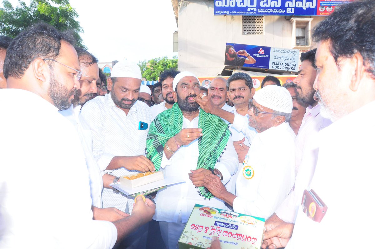 iam_Julakanti's tweet image. రాష్ట్ర వ్యాప్తంగా 72 మందిని హజ్ యాత్రకు ఎంపిక చేసిన కూటమి ప్రభుత్వానికి కృతజ్ఞతలు తెలియజేస్తూ.., గౌరవ ఎమ్మెల్యే శ్రీ జూలకంటి బ్రహ్మానందరెడ్డి గారిని ఘనంగా సన్మానించి, హర్షం వ్యక్తం చేసిన మాచర్ల ముస్లీం సోదర్లు..

 #muslimcommunity 
#JulakantiBrahmanandaReddy