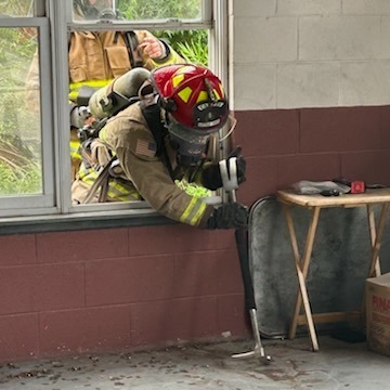 CCFR_GA's tweet image. Crews from Firehouse 16, Firehouse 15, Firehouse 5, Engine 14, and Life Squad 3 came together for a joint training focused on Vent, Enter, Isolate, Search (VEIS) techniques — including victim extrication through a window.
Way to go, team! Great work by all the crews involved!