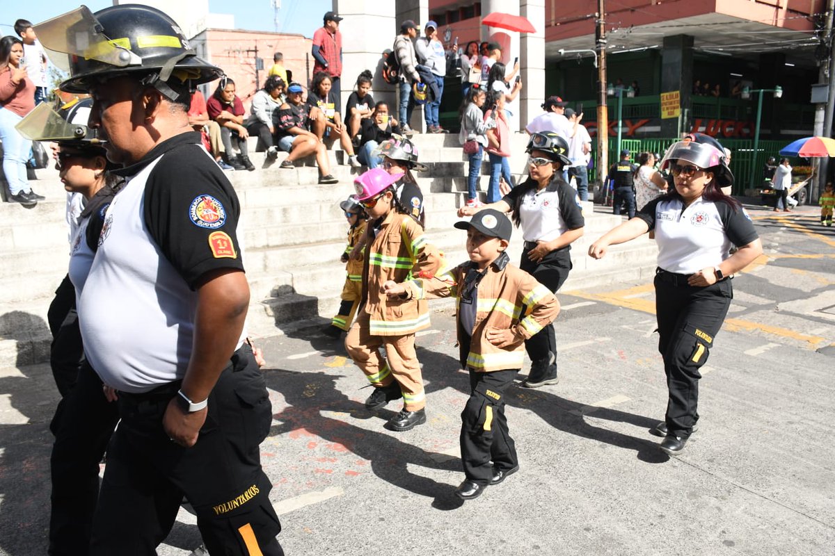 Desfile de 74 aniversario de Bomberos Voluntarios continúa hacia la Estación Central.