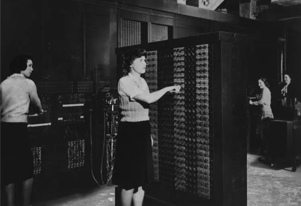 Cuando la estudiante de informática Kathy Kleiman se topó con estas fotos, se preguntó quienes eran estas mujeres.

Las mostró en el Museo de la Computación de Boston. "Son modelos —le dijeron—. Ya sabes, como en los anuncios de frigoríficos."

La respuesta no le convenció.
🧵⤵️