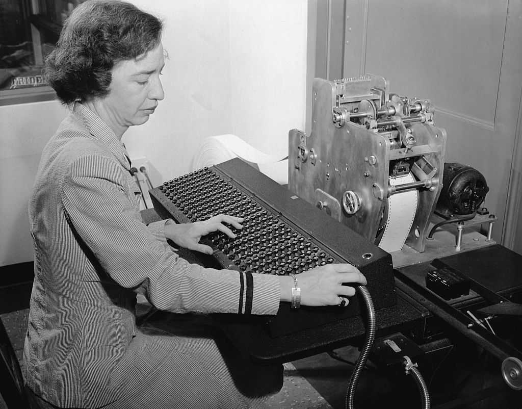 Fotografía de Grace Hopper operando en una computadora. Fuente: El País. 13 septiembre 2019.