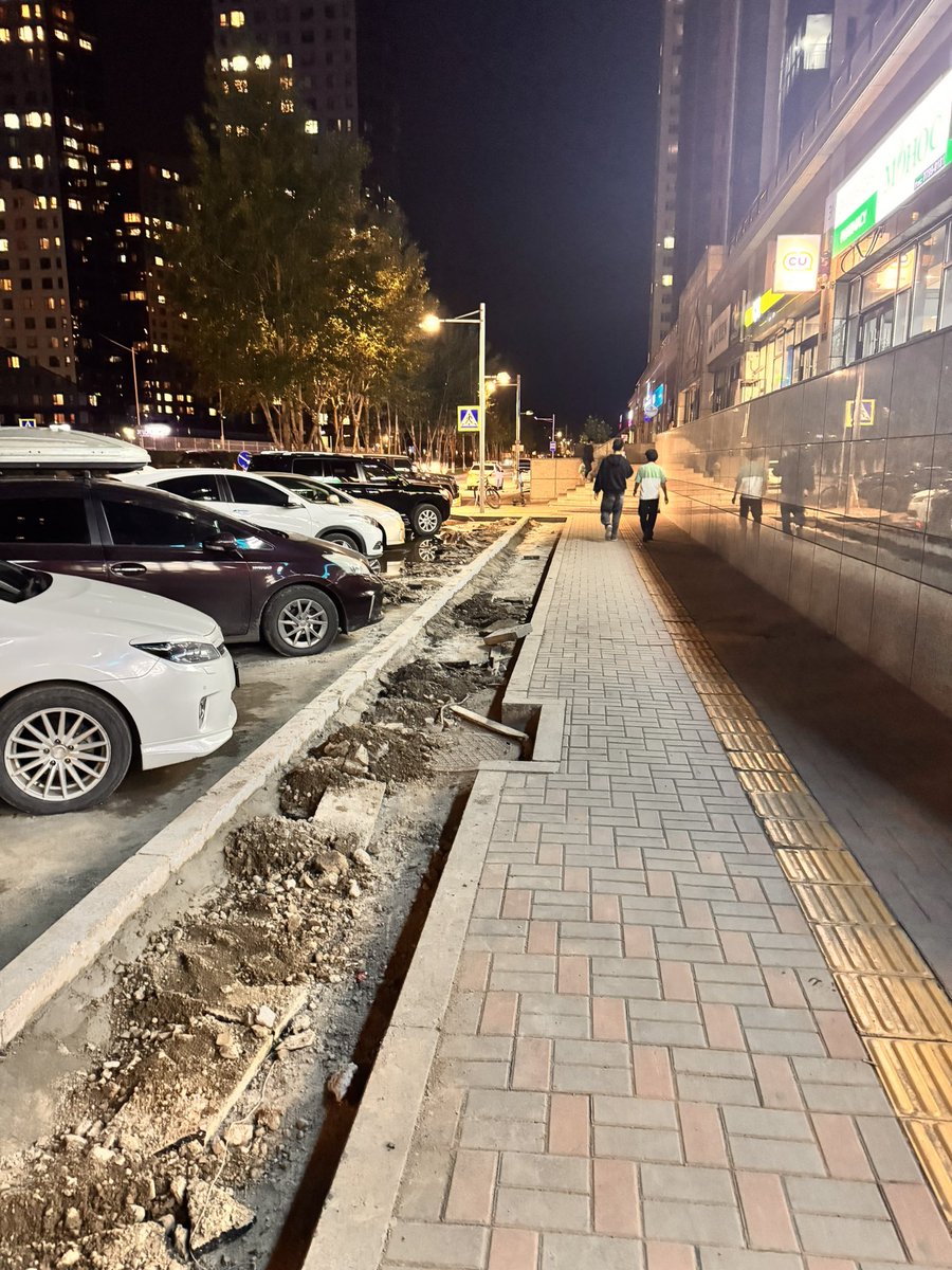 Нянбактерийн би чадначууд эндхийг сүйрүүлж байна аа. 2 чулуу харалдаа тэгшхэн өрчиж чадахгүй.