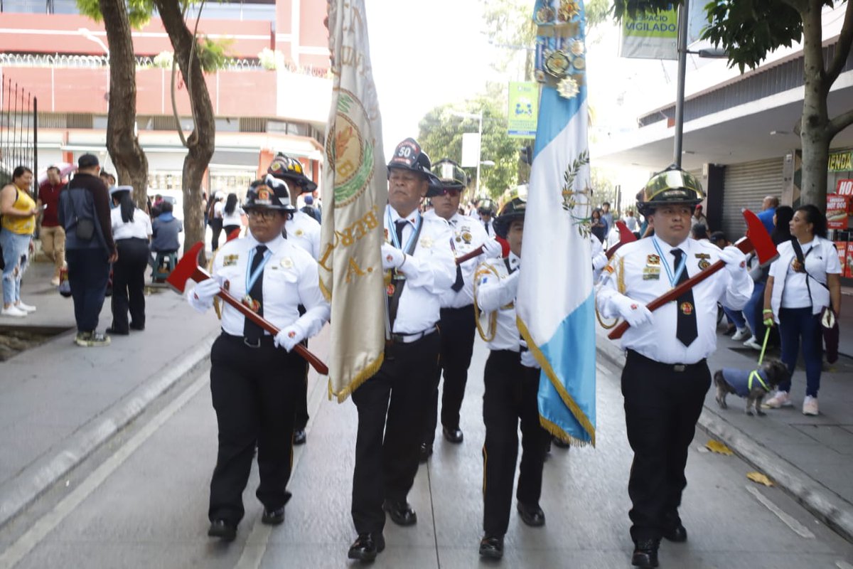Unidades de Bomberos Voluntarios que prestan sus servicios a la población guatemalteca, se dirigenen su desfile por la 16 calle hacia están central zona 3, donde se llevarán a cabo actividades protocolarias.