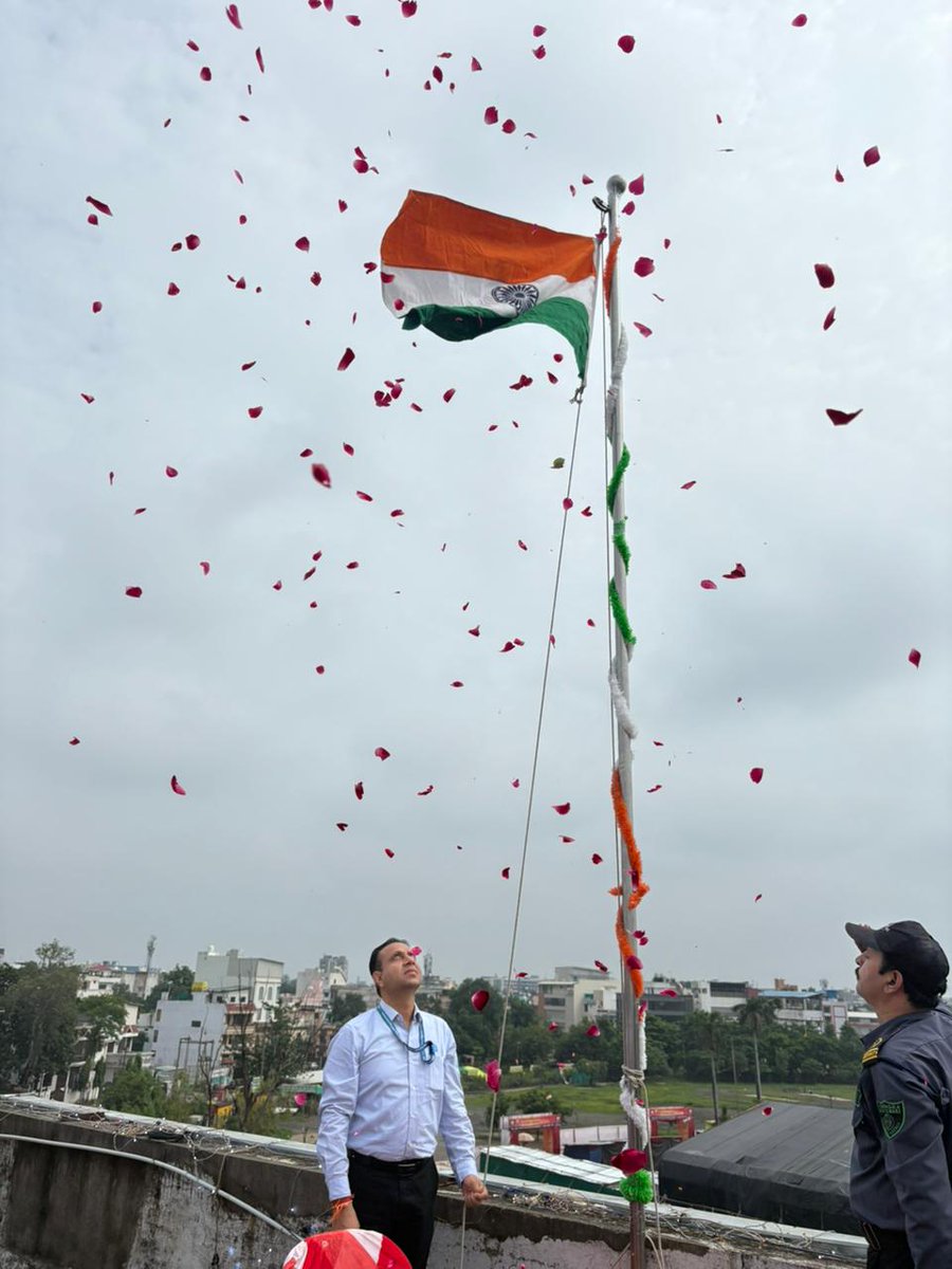 RetailHpcl's tweet photo. HPCL Jabalpur team #Celebrate 79th #IndependenceDay2025, 🎊 #Congratulations to all team members.
#IndependenceDay
#DeleveringHappiness
#UnityinDiversity
#HPCL 
@kanodiabrothers @mehtamotorshpcl @HPCL @e_behera @HpclRetail https://t.co/Qmg95JVOe6