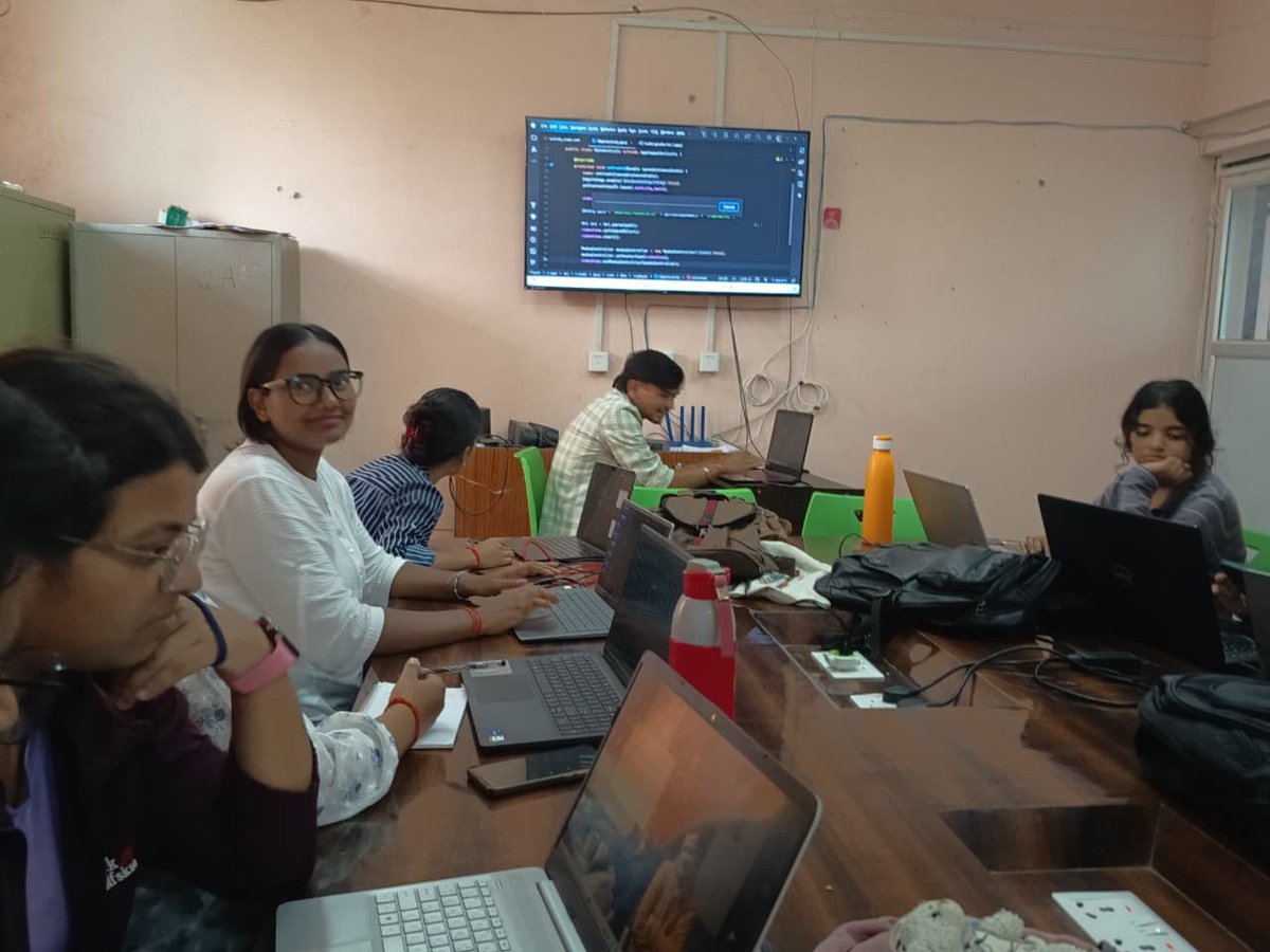 icecfwu's tweet photo. Day 10 of Android App Development Bootcamp In collaboration with I.T MARG, today’s session focused on Shared Preferences and SQLite — mastering how to store, retrieve, and manage data effectively in Android apps for a smooth user experience. #AndroidBootcamp #ICEC #iCECClub https://t.co/hblSmT3bpI