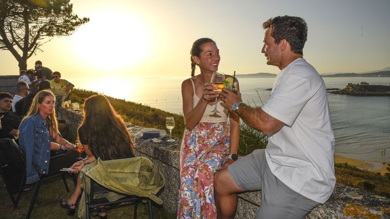 Cinco terrazas gallegas que parecen Ibiza: «La gente entra con el móvil por delante para hacerse la foto»
lavozdegalicia.es/noticia/yes/20…