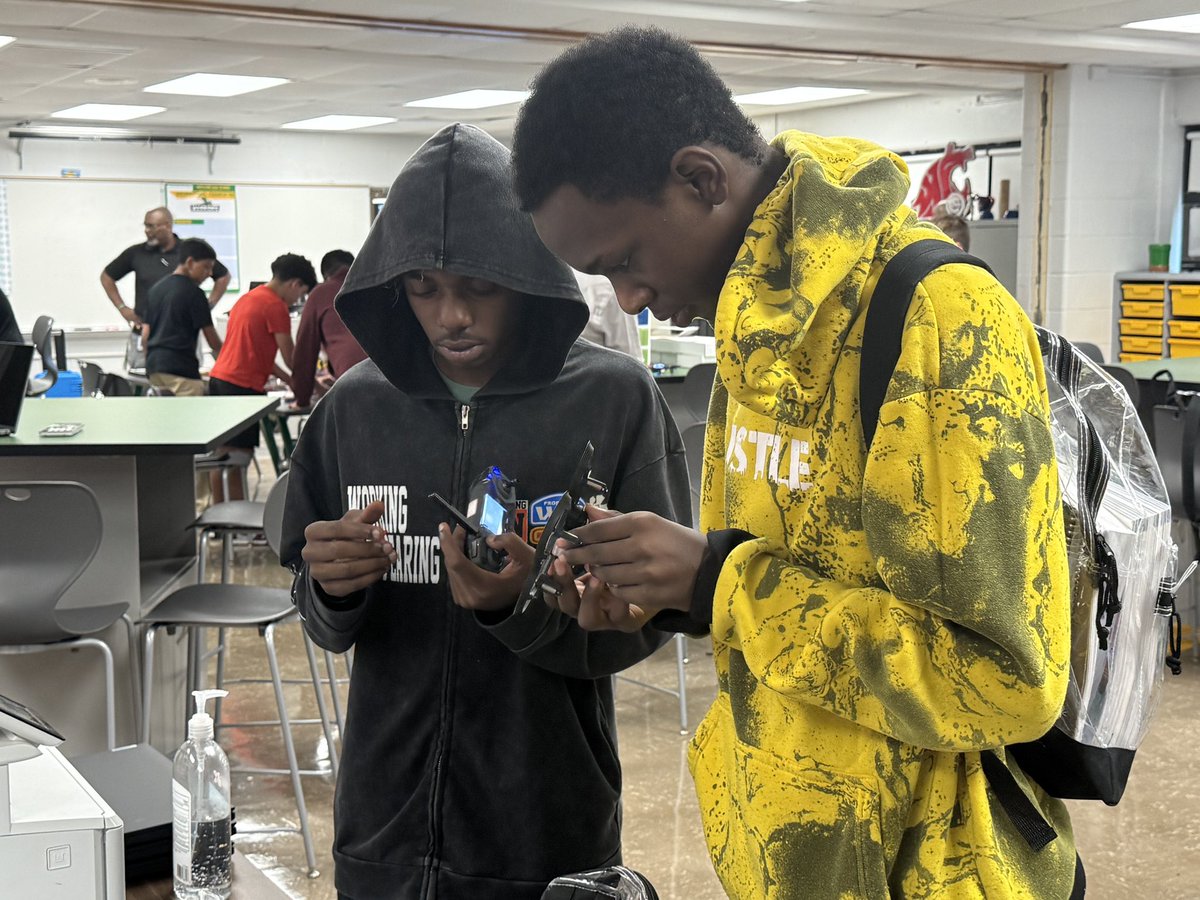 WesternTheSTEM's tweet image. 🚁 When you walk into the hallway expecting the usual chatter… but instead you hear the buzz of drones! Our students took flight today, learning how to navigate drones with precision &amp;amp; teamwork. 

#STEMInAction #DroneDay #LearningTakesFlight