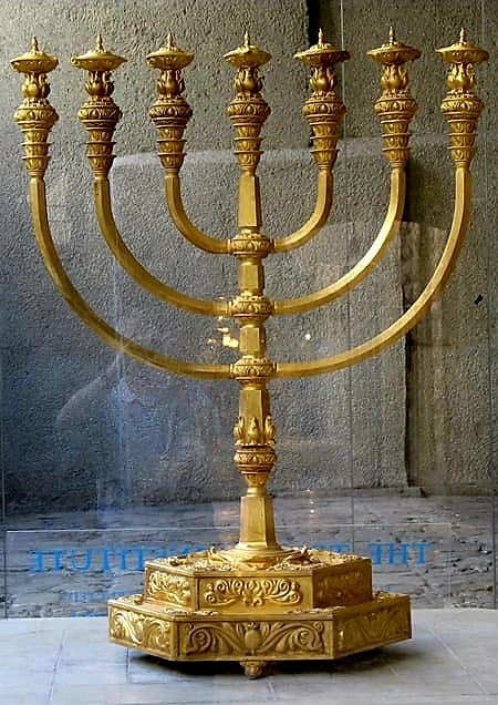 Menorah
[ Castiçal de Ouro]