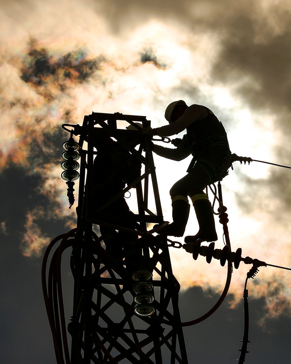 4 bölge ve 13 şehirde 10 milyondan fazla aboneye ulaştığımız dağıtım ağımızla, Türkiye’nin enerji arz güvenliğine kesintisiz katkı sağlıyoruz.
Üretim tesislerimizden başlayıp son kullanıcıya ulaşan güçlü altyapımızla, geniş coğrafyalarda istikrarlı bir enerji akışı içim tüm