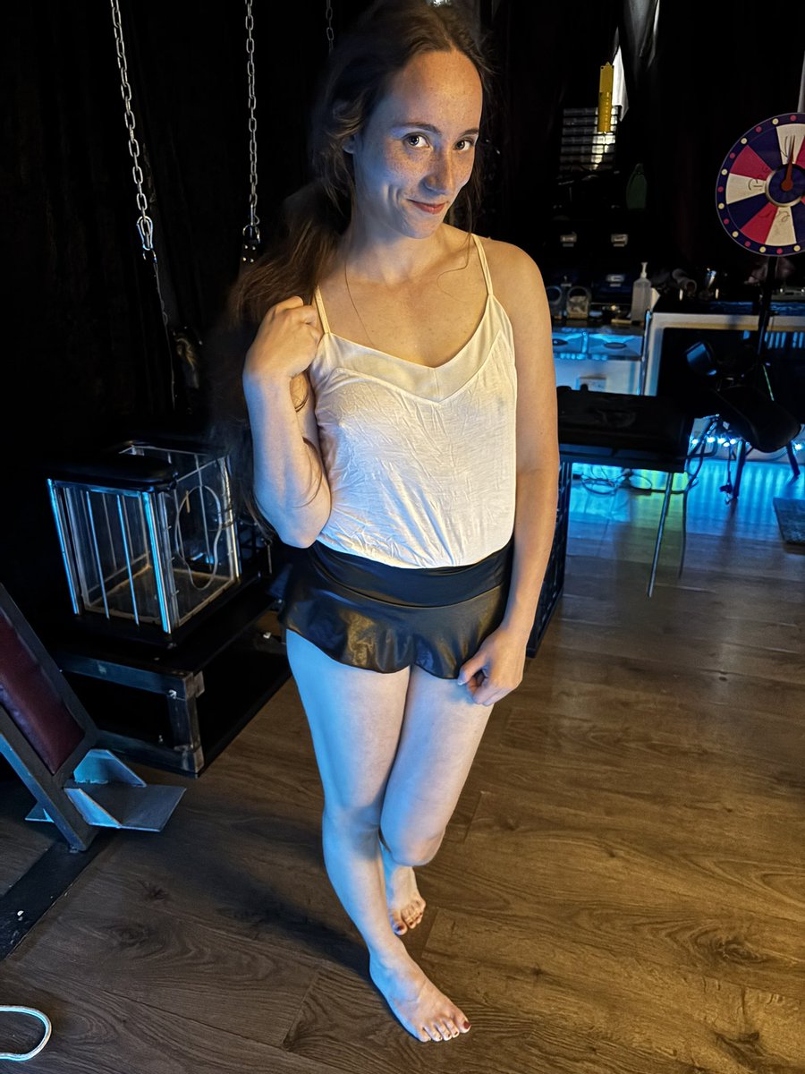 Brought out the shortest skirt I own on request for today’s session 👉👈☺️

He did not even have to lift it…