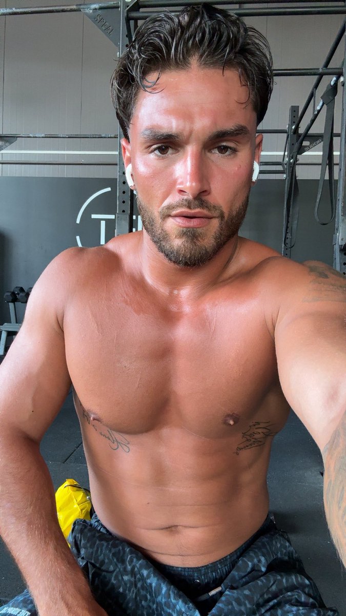 Unveiling a daring and confident persona