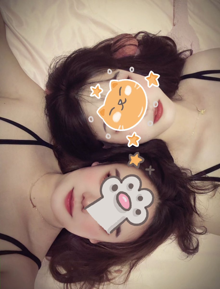 at6yu9's tweet photo. 这一次是女友把闺蜜带来我家吃饭床上拍的，当时床上还有我jz的痕迹，女友要拍照，女友头右边是jz，故意让她闺蜜就躺右边jz上。虽然干了也用抽纸擦了，但是印记还是挺明显。拍完送走闺蜜后，女友和我说她闺蜜看见这个jz印了，让她躺我傍边，但是还是躺上了。 https://t.co/xmoi1kiPna
